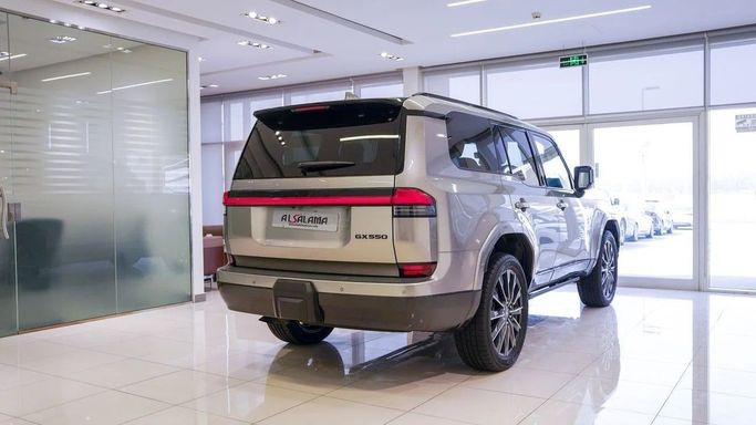 Подержанный Lexus GX 550 III, 3.4 л, 2024 в Шардже от Alsalama Motors Серебристый цвет. Американская | AUTO.AE