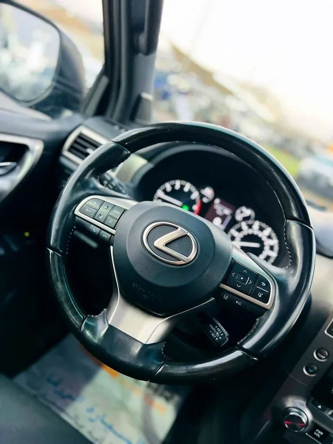 Подержанный Lexus GX 460 II Рестайлинг 2, 4.6 л, 2021 в Шардже от Karkuk Used Cars Черный цвет. Американская | AUTO.AE