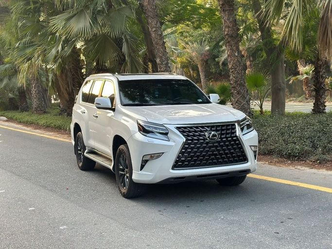 Подержанный Lexus GX 460 II Рестайлинг 2, 4.6 л, 2023 в Шардже от AL TAWEEL MOTORS Белый цвет. Американская | AUTO.AE