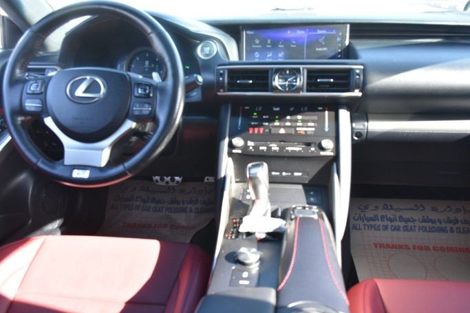 Подержанный Lexus IS 300 III Рестайлинг, 3.5 л, 2018 в Шардже от Alfaris Used Cars Белый цвет.  | AUTO.AE