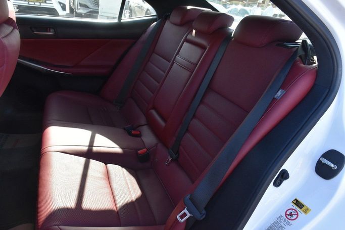 Подержанный Lexus IS 300 III Рестайлинг, 3.5 л, 2018 в Шардже от Alfaris Used Cars Белый цвет.  | AUTO.AE