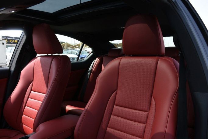 Подержанный Lexus IS 300 III Рестайлинг 2, 3.5 л, 2022 в Шардже от Alfaris Used Cars Серый цвет.  | AUTO.AE
