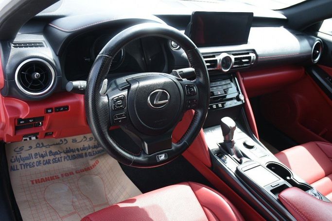 Подержанный Lexus IS 300 III Рестайлинг 2, 3.5 л, 2022 в Шардже от Alfaris Used Cars Белый цвет.  | AUTO.AE