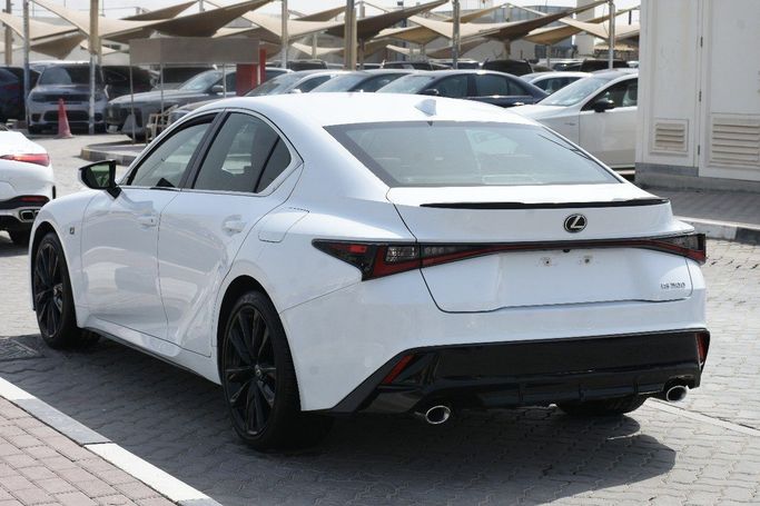 Подержанный Lexus IS 300 III Рестайлинг 2, 3.5 л, 2022 в Шардже от Alfaris Used Cars Белый цвет.  | AUTO.AE
