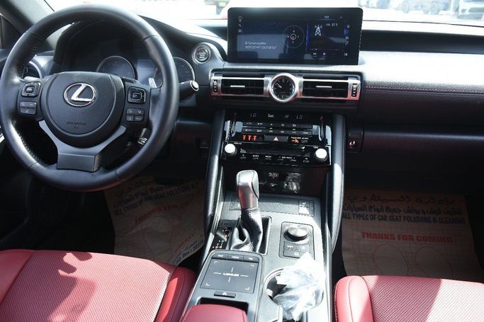 Подержанный Lexus IS 300 III Рестайлинг 2, 3.5 л, 2022 в Шардже от Alfaris Used Cars Серебристый цвет.  | AUTO.AE
