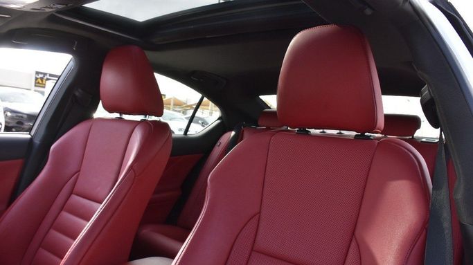 Подержанный Lexus IS 350 III Рестайлинг 2, 3.5 л, 2021 в Шардже от Alfaris Used Cars Белый цвет.  | AUTO.AE