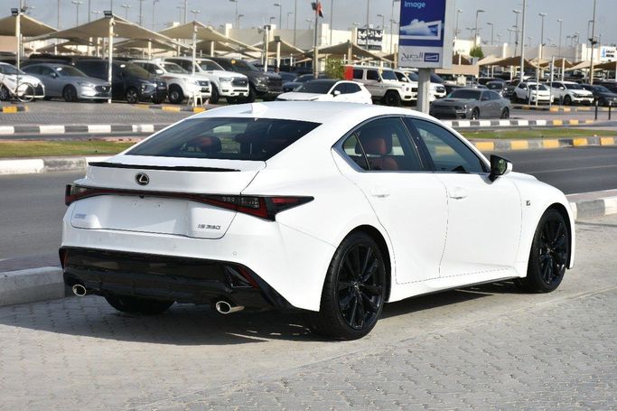 Подержанный Lexus IS 350 III Рестайлинг 2, 3.5 л, 2021 в Шардже от Alfaris Used Cars Белый цвет.  | AUTO.AE