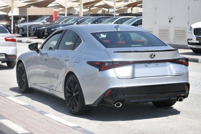 Подержанный Lexus IS 350 III Рестайлинг 2, 3.5 л, 2023 в Шардже от Alfaris Used Cars Серебристый цвет.  | AUTO.AE