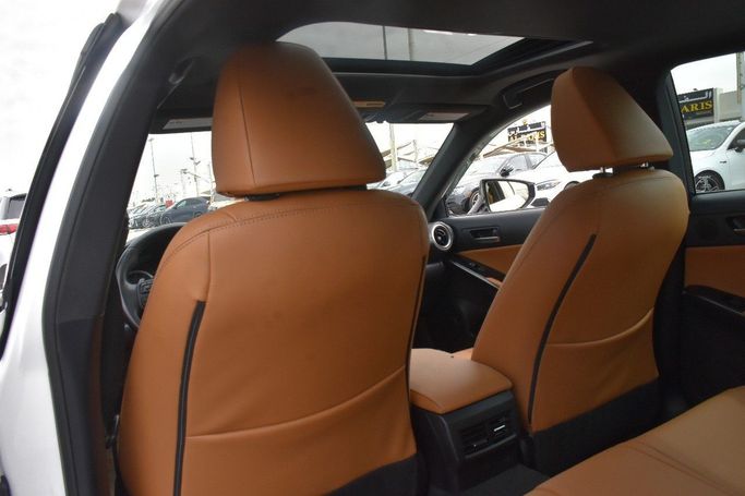 Подержанный Lexus IS 300 III Рестайлинг 2, 3.5 л, 2022 в Шардже от Alfaris Used Cars Белый цвет.  | AUTO.AE
