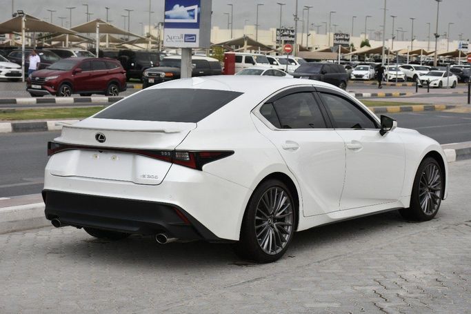 Подержанный Lexus IS 300 III Рестайлинг 2, 3.5 л, 2022 в Шардже от Alfaris Used Cars Белый цвет.  | AUTO.AE