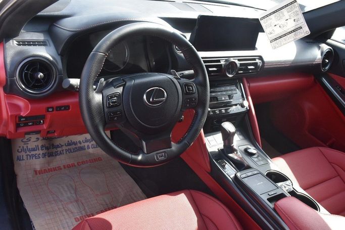 Подержанный Lexus IS 500 III Рестайлинг 2, 5.0 л, 2023 в Шардже от Alfaris Used Cars Серебристый цвет.  | AUTO.AE