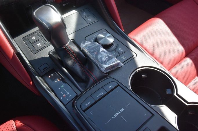 Подержанный Lexus IS 300 III Рестайлинг 2, 3.5 л, 2022 в Шардже от Alfaris Used Cars Серебристый цвет.  | AUTO.AE
