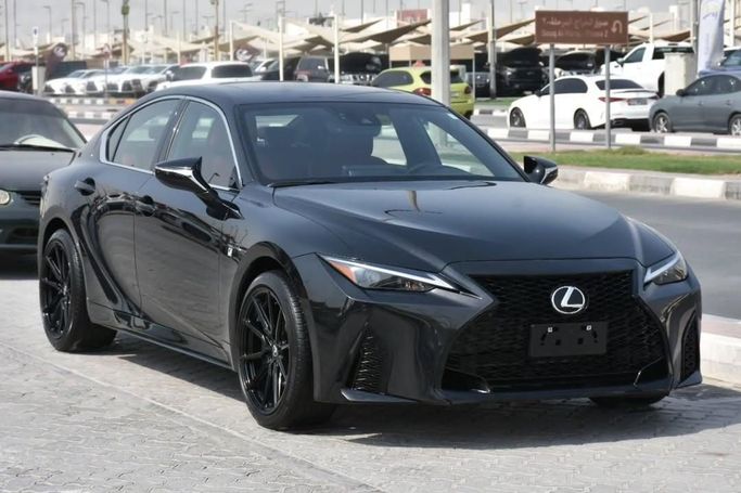 Подержанный Lexus IS 300 III Рестайлинг 2, 3.5 л, 2023 в Шардже от Alfaris Used Cars Черный цвет.  | AUTO.AE