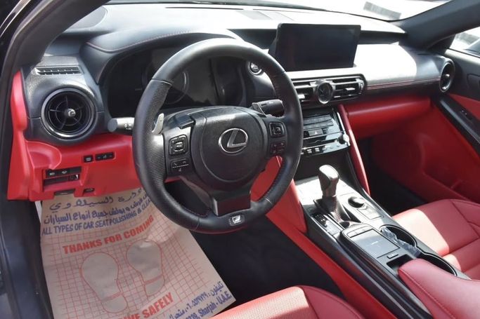 Подержанный Lexus IS 300 III Рестайлинг 2, 3.5 л, 2023 в Шардже от Alfaris Used Cars Черный цвет.  | AUTO.AE