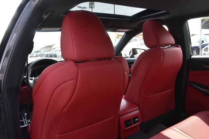 Подержанный Lexus IS 300 III Рестайлинг 2, 3.5 л, 2023 в Шардже от Alfaris Used Cars Черный цвет.  | AUTO.AE