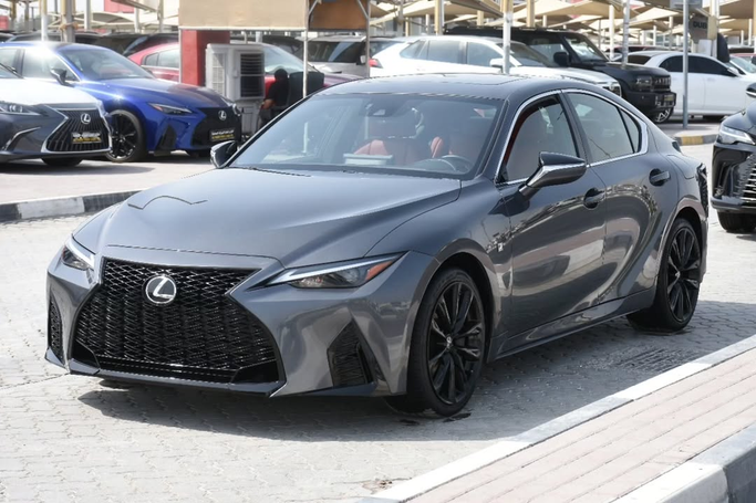 Подержанный Lexus IS 300 III Рестайлинг 2, 3.5 л, 2022 в Шардже от Alfaris Used Cars Серый цвет. Other | AUTO.AE