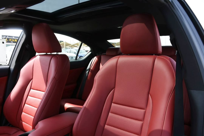 Подержанный Lexus IS 300 III Рестайлинг 2, 3.5 л, 2022 в Шардже от Alfaris Used Cars Серый цвет. Other | AUTO.AE