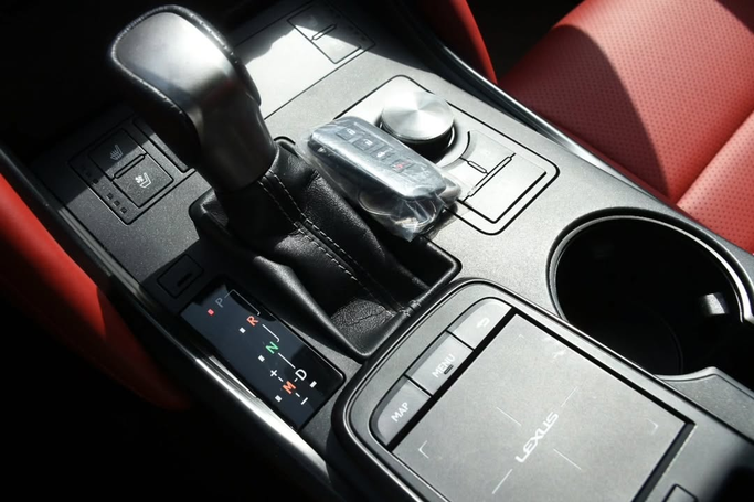 Подержанный Lexus IS 300 III Рестайлинг 2, 3.5 л, 2022 в Шардже от Alfaris Used Cars Серый цвет. Other | AUTO.AE