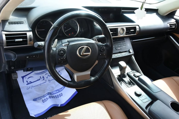 Подержанный Lexus IS 300 III Рестайлинг, 2.0 л, 2016 в Шардже от Alfaris Used Cars Белый цвет. Other | AUTO.AE