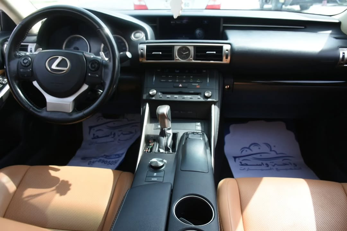 Подержанный Lexus IS 300 III Рестайлинг, 2.0 л, 2016 в Шардже от Alfaris Used Cars Белый цвет. Other | AUTO.AE