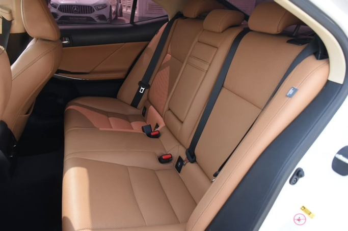 Подержанный Lexus IS 300 III Рестайлинг, 2.0 л, 2016 в Шардже от Alfaris Used Cars Белый цвет. Other | AUTO.AE