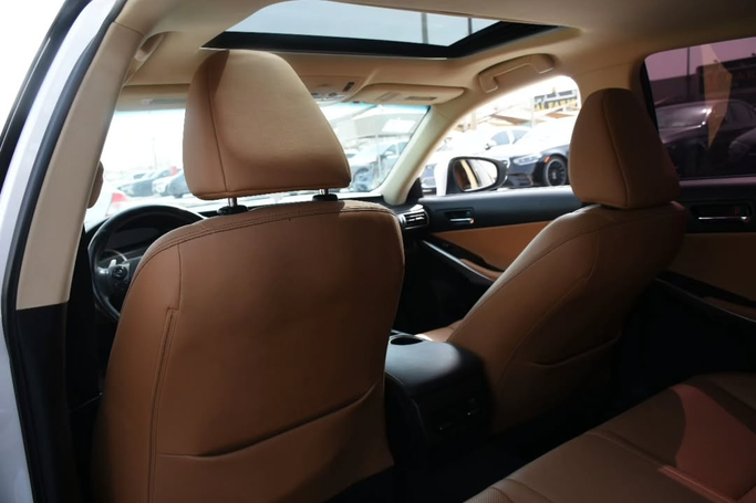 Подержанный Lexus IS 300 III Рестайлинг, 2.0 л, 2016 в Шардже от Alfaris Used Cars Белый цвет. Other | AUTO.AE