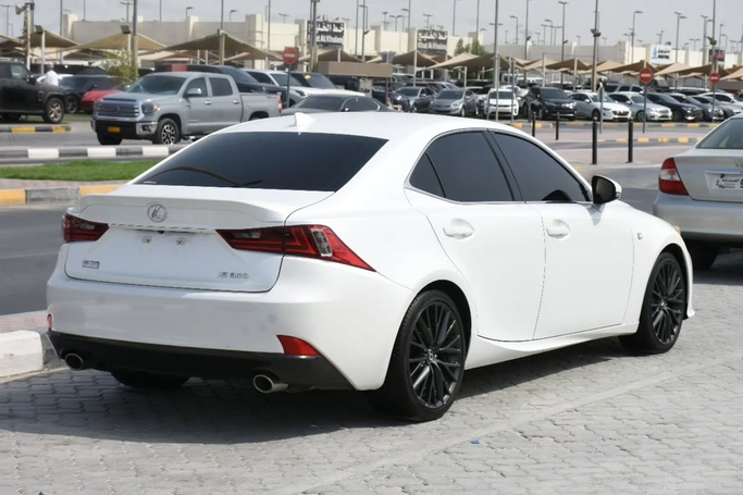 Подержанный Lexus IS 300 III Рестайлинг, 2.0 л, 2016 в Шардже от Alfaris Used Cars Белый цвет. Other | AUTO.AE