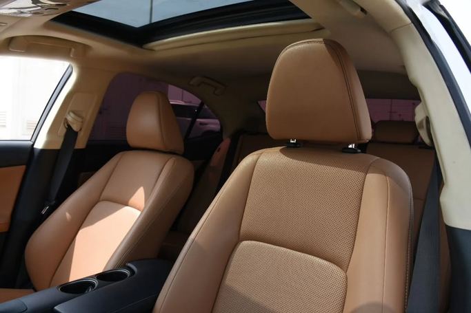 Подержанный Lexus IS 300 III Рестайлинг, 2.0 л, 2016 в Шардже от Alfaris Used Cars Белый цвет. Other | AUTO.AE