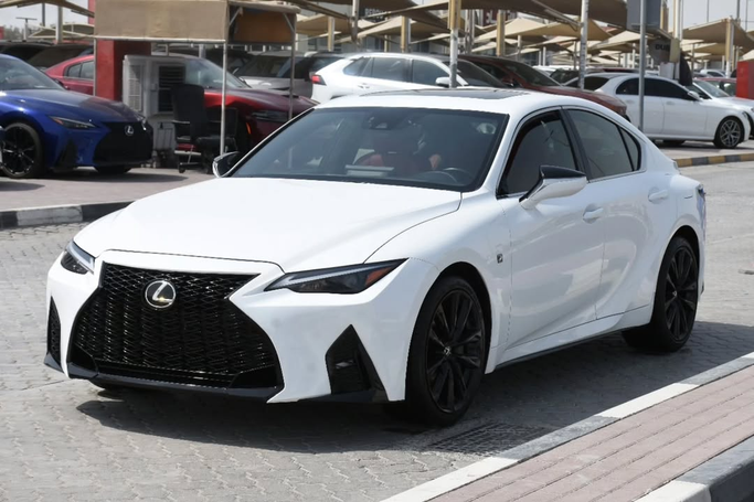 Подержанный Lexus IS 300 III Рестайлинг 2, 2.0 л, 2022 в Шардже от Alfaris Used Cars Белый цвет. Other | AUTO.AE