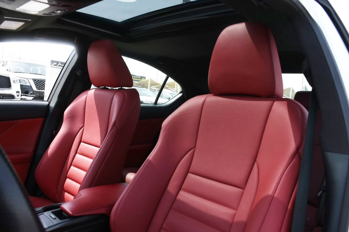 Подержанный Lexus IS 300 III Рестайлинг 2, 2.0 л, 2022 в Шардже от Alfaris Used Cars Белый цвет. Other | AUTO.AE