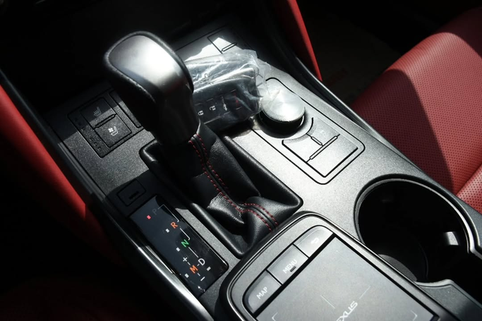 Подержанный Lexus IS 300 III Рестайлинг 2, 2.0 л, 2022 в Шардже от Alfaris Used Cars Белый цвет. Other | AUTO.AE