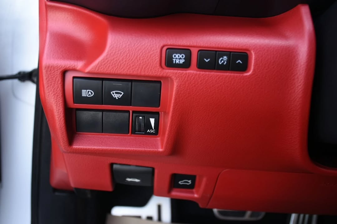 Подержанный Lexus IS 300 III Рестайлинг 2, 2.0 л, 2022 в Шардже от Alfaris Used Cars Белый цвет. Other | AUTO.AE