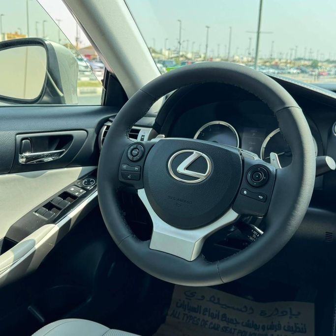 Подержанный Lexus IS 300 III, 3.5 л, 2016 в Шардже от Alfaris Used Cars Серебристый цвет. Other | AUTO.AE
