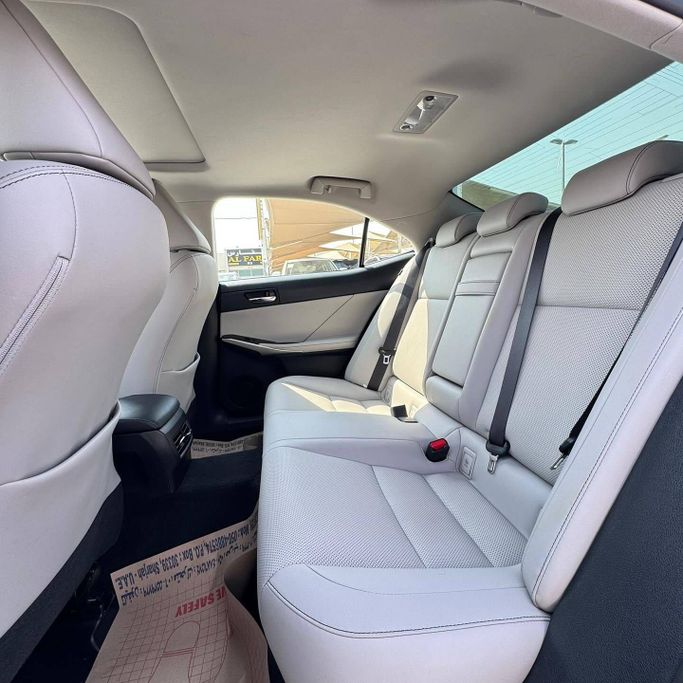Подержанный Lexus IS 300 III, 3.5 л, 2016 в Шардже от Alfaris Used Cars Серебристый цвет. Other | AUTO.AE