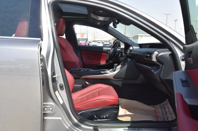 Подержанный Lexus IS 300 III Рестайлинг, 3.5 л, 2018 в Шардже от Alfaris Used Cars Серебристый цвет. Other | AUTO.AE