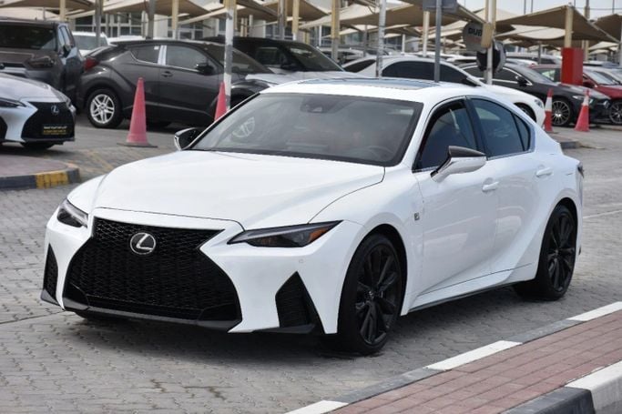 Подержанный Lexus IS 300 III Рестайлинг 2, 2.0 л, 2023 в Шардже от Alfaris Used Cars Белый цвет. Other | AUTO.AE