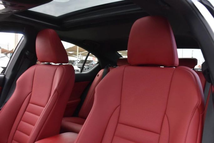 Подержанный Lexus IS 300 III Рестайлинг 2, 2.0 л, 2023 в Шардже от Alfaris Used Cars Белый цвет. Other | AUTO.AE