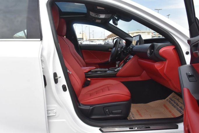 Подержанный Lexus IS 300 III Рестайлинг 2, 2.0 л, 2023 в Шардже от Alfaris Used Cars Белый цвет. Other | AUTO.AE