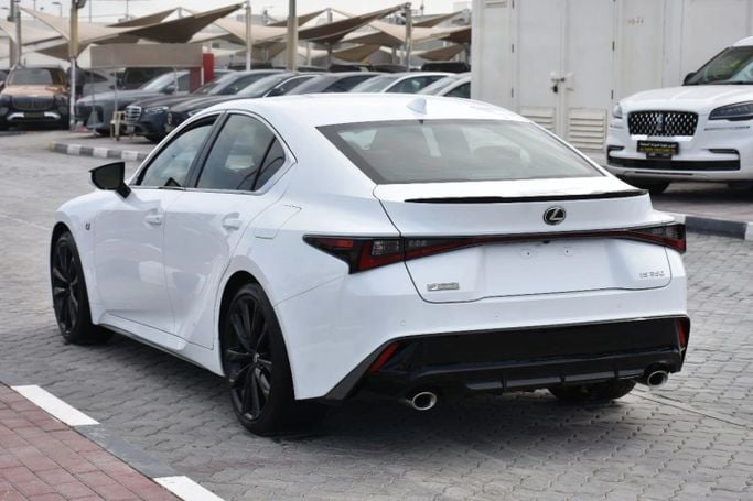 Подержанный Lexus IS 300 III Рестайлинг 2, 2.0 л, 2023 в Шардже от Alfaris Used Cars Белый цвет. Other | AUTO.AE