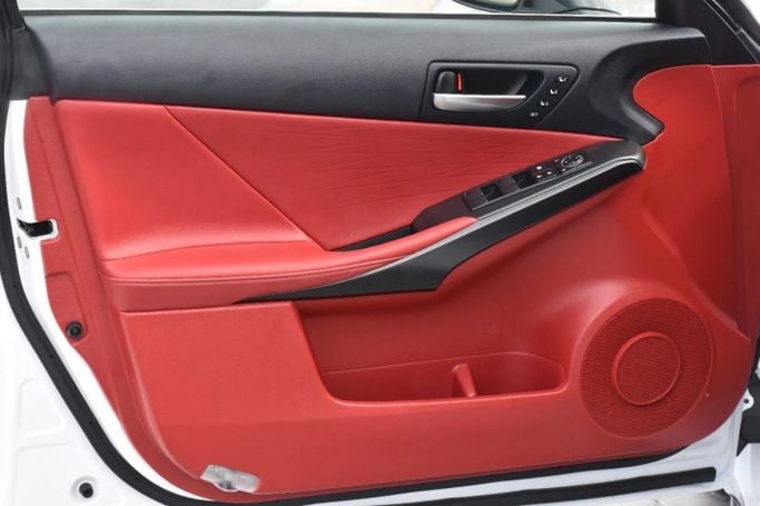 Подержанный Lexus IS 300 III Рестайлинг 2, 2.0 л, 2023 в Шардже от Alfaris Used Cars Белый цвет. Other | AUTO.AE