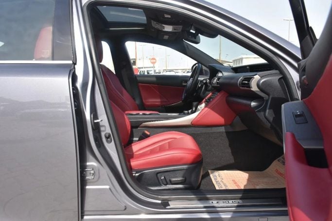 Подержанный Lexus IS 350 III Рестайлинг, 3.5 л, 2020 в Шардже от Alfaris Used Cars Серебристый цвет. Other | AUTO.AE
