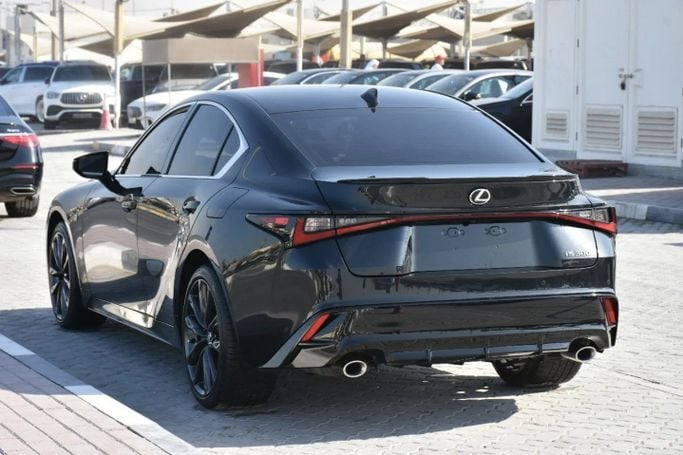 Подержанный Lexus IS 300 III Рестайлинг 2, 2.0 л, 2024 в Шардже от Alfaris Used Cars Черный цвет. Other | AUTO.AE
