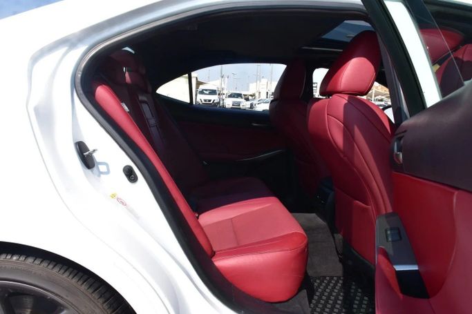 Подержанный Lexus IS 300 III Рестайлинг, 3.5 л, 2018 в Шардже от Alfaris Used Cars Белый цвет. Other | AUTO.AE