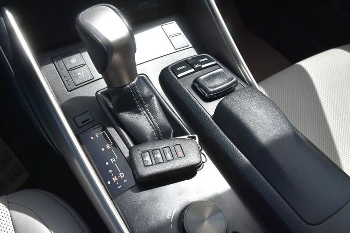 Подержанный Lexus IS 250 III, 2.5 л, 2015 в Шардже от Alfaris Used Cars Серебристый цвет. Other | AUTO.AE