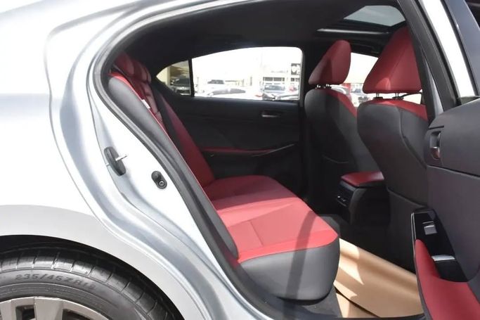 Подержанный Lexus IS 300 III Рестайлинг 2, 3.5 л, 2021 в Шардже от Alfaris Used Cars Серебристый цвет. Other | AUTO.AE