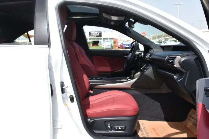 Подержанный Lexus IS 350 III Рестайлинг, 3.5 л, 2018 в Шардже от Alfaris Used Cars Белый цвет. Other | AUTO.AE