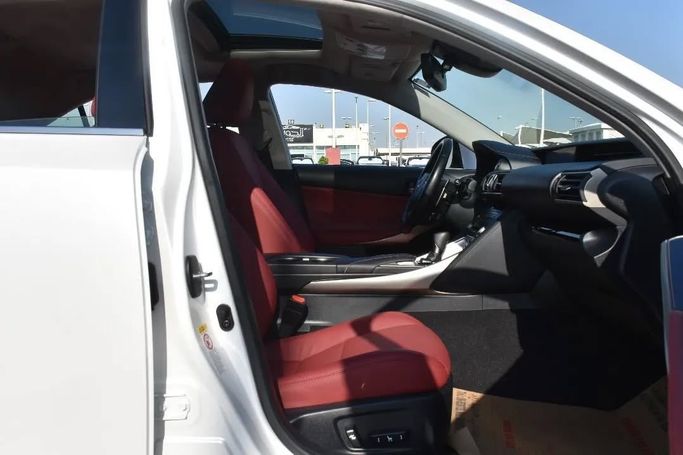 Подержанный Lexus IS 350 III Рестайлинг, 3.5 л, 2018 в Шардже от Alfaris Used Cars Белый цвет. Other | AUTO.AE