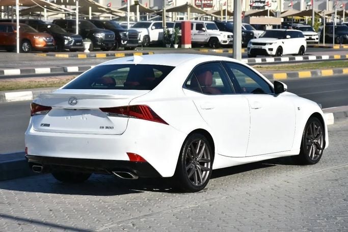 Подержанный Lexus IS 300 III Рестайлинг, 3.5 л, 2018 в Шардже от Alfaris Used Cars Белый цвет. Other | AUTO.AE