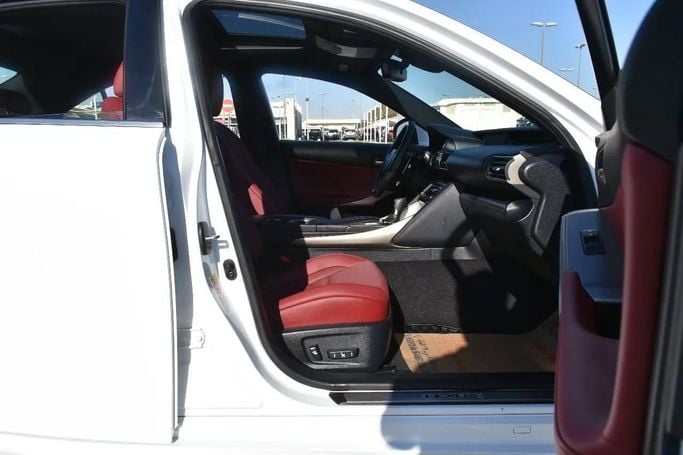 Подержанный Lexus IS 300 III Рестайлинг, 3.5 л, 2018 в Шардже от Alfaris Used Cars Белый цвет. Other | AUTO.AE