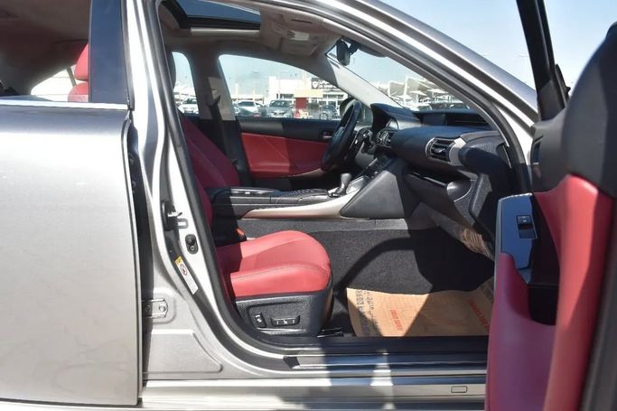 Подержанный Lexus IS 300 III Рестайлинг, 3.5 л, 2018 в Шардже от Alfaris Used Cars Серебристый цвет. Other | AUTO.AE